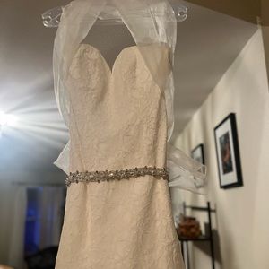 NEW Romantic Lace Wedding Gown with optional bedazzled belt